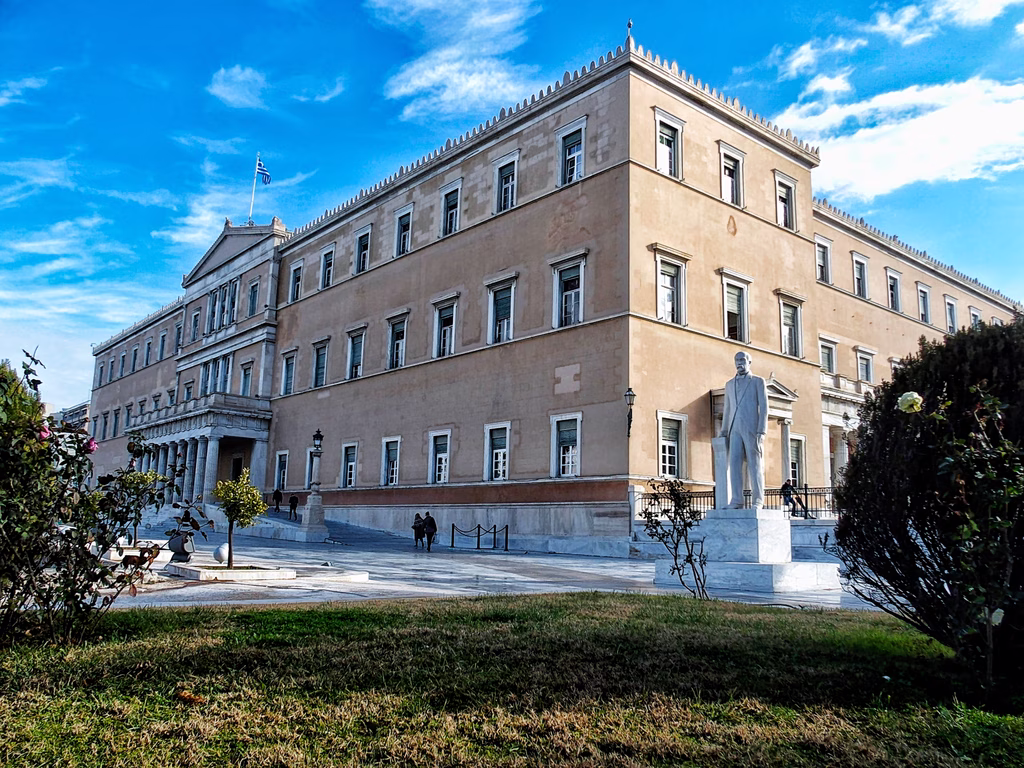 Όσα έδειξε ένας αγιασμός στο καφενείο της Βουλής