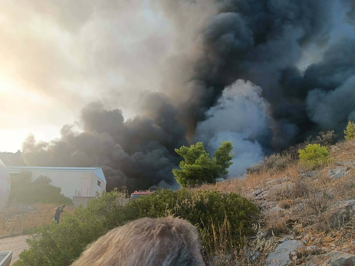 Σε ύφεση η φωτιά στη Σαλαμίνα - Δεν υπάρχει κίνδυνος επέκτασης - «Δεν απειλήθηκαν εγκαταστάσεις και πλοία Πολεμικού Ναυτικού»