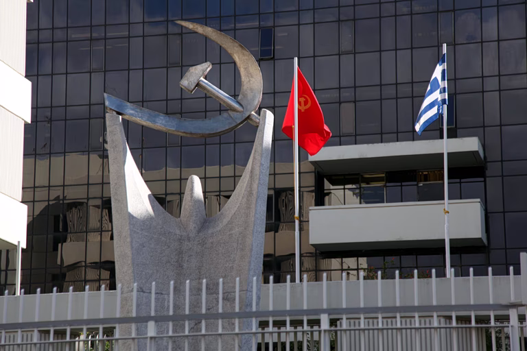 ΚΚΕ: Ο Μητσοτάκης έχει το θράσος να παρουσιάζει ως «παροχή» τη μη περικοπή - κι αυτό εν μέρει - των συντάξεων χηρείας
