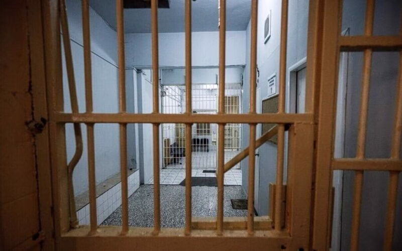 Χανιά: Χωρίς τις αισθήσεις του εντοπίστηκε κρατούμενος στο ΑΤ
