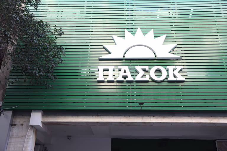 ΠΑΣΟΚ: Η Ευρώπη εξετάζει φορολογία υπερκερδών στα καύσιμα, η κυβέρνηση προστατεύει τα συμφέροντα και μοιράζει ψίχουλα