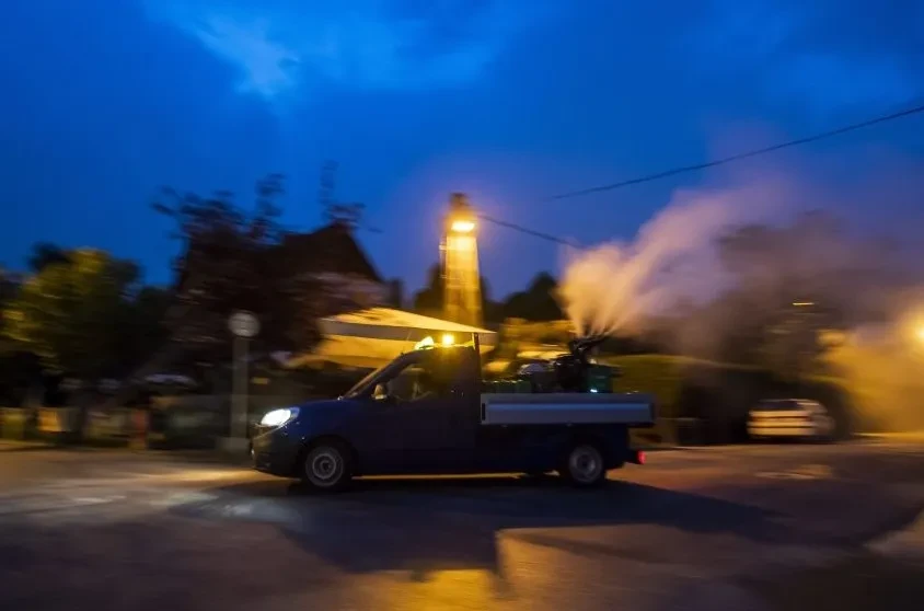 Συναγερμός για τον ιό του Δυτικού Νείλου – Έκτακτοι ψεκασμοί με τουρμπίνες για τα κουνούπια στην Ανατολική Αττική