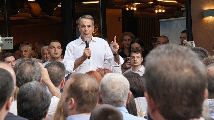 Μητσοτάκης: «Ο κατώτατος μισθός θα ξεπεράσει τα 950 ευρώ πριν από τις εκλογές»