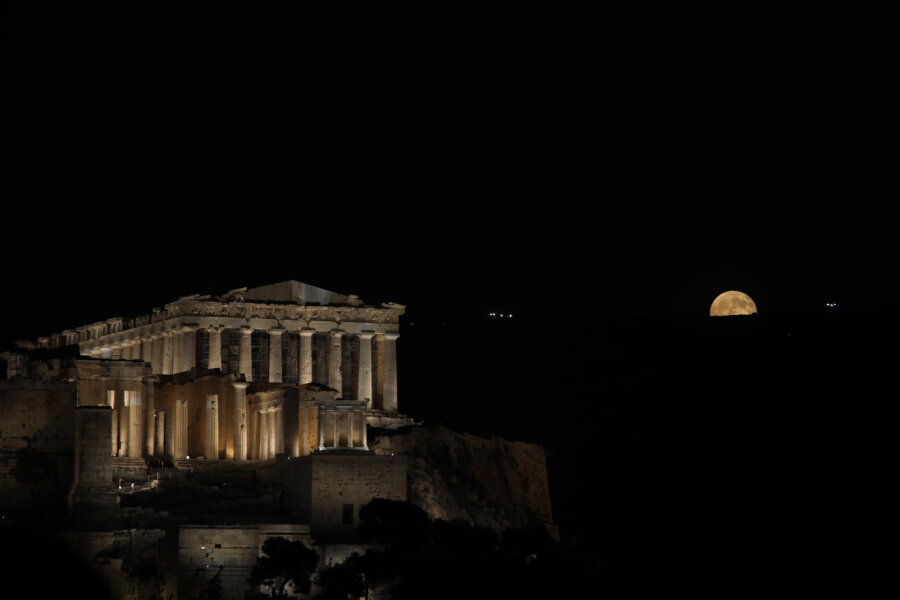 Πανσέληνος Αυγούστου: Υπέροχο το Φεγγάρι του Οξύρρυγχου - Μαγευτικές εικόνες από Αθήνα, Θεσσαλονίκη, Ναύπλιο