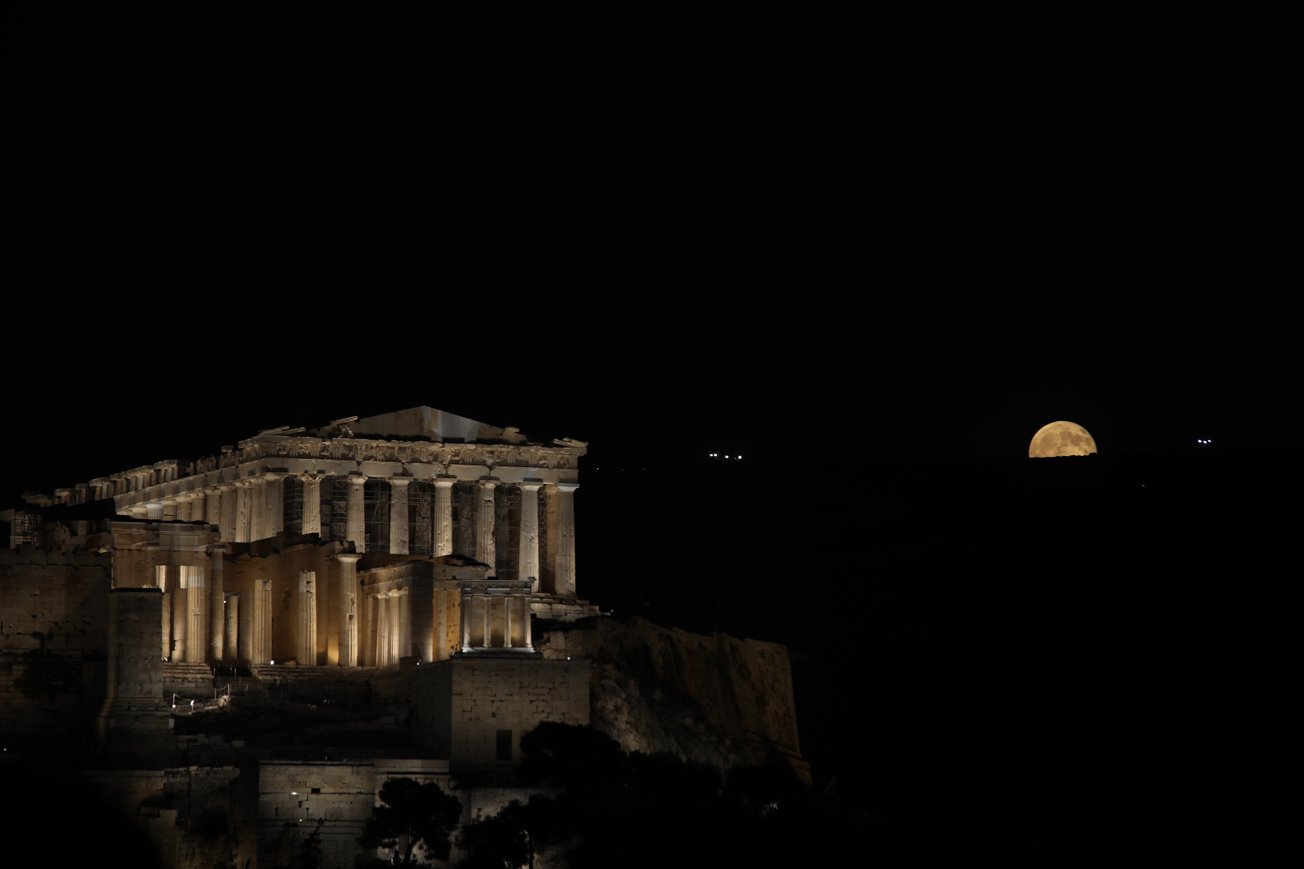 Πανσέληνος Αυγούστου: Υπέροχο το Φεγγάρι του Οξύρρυγχου - Μαγευτικές εικόνες από Αθήνα, Θεσσαλονίκη, Ναύπλιο