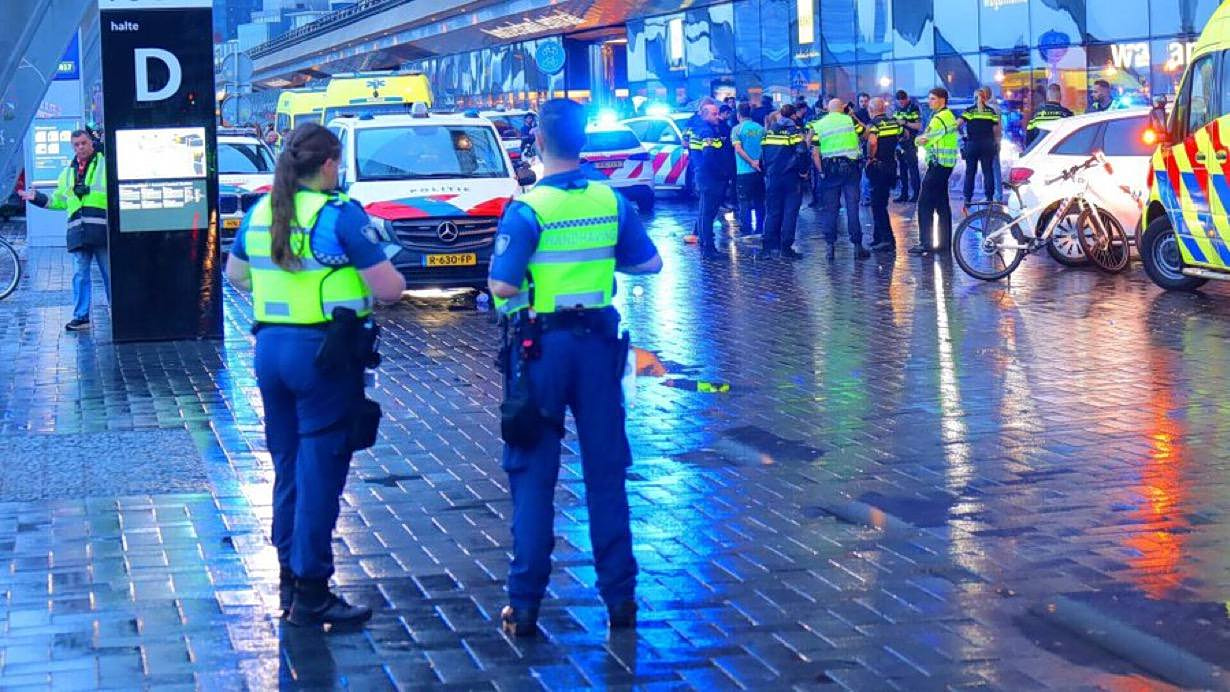 Τέσσερις τραυματίες στο κέντρο του Άμστερνταμ μετά από επίθεση με μαχαίρι σε ζωντανή μετάδοση [βίντεο]