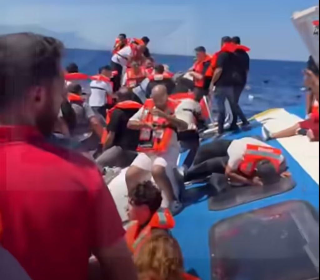 Επιβατικό πλοίο με 279 επιβαίνοντες αναποδογύρισε στα ανοιχτά της Κερύνειας (videos)