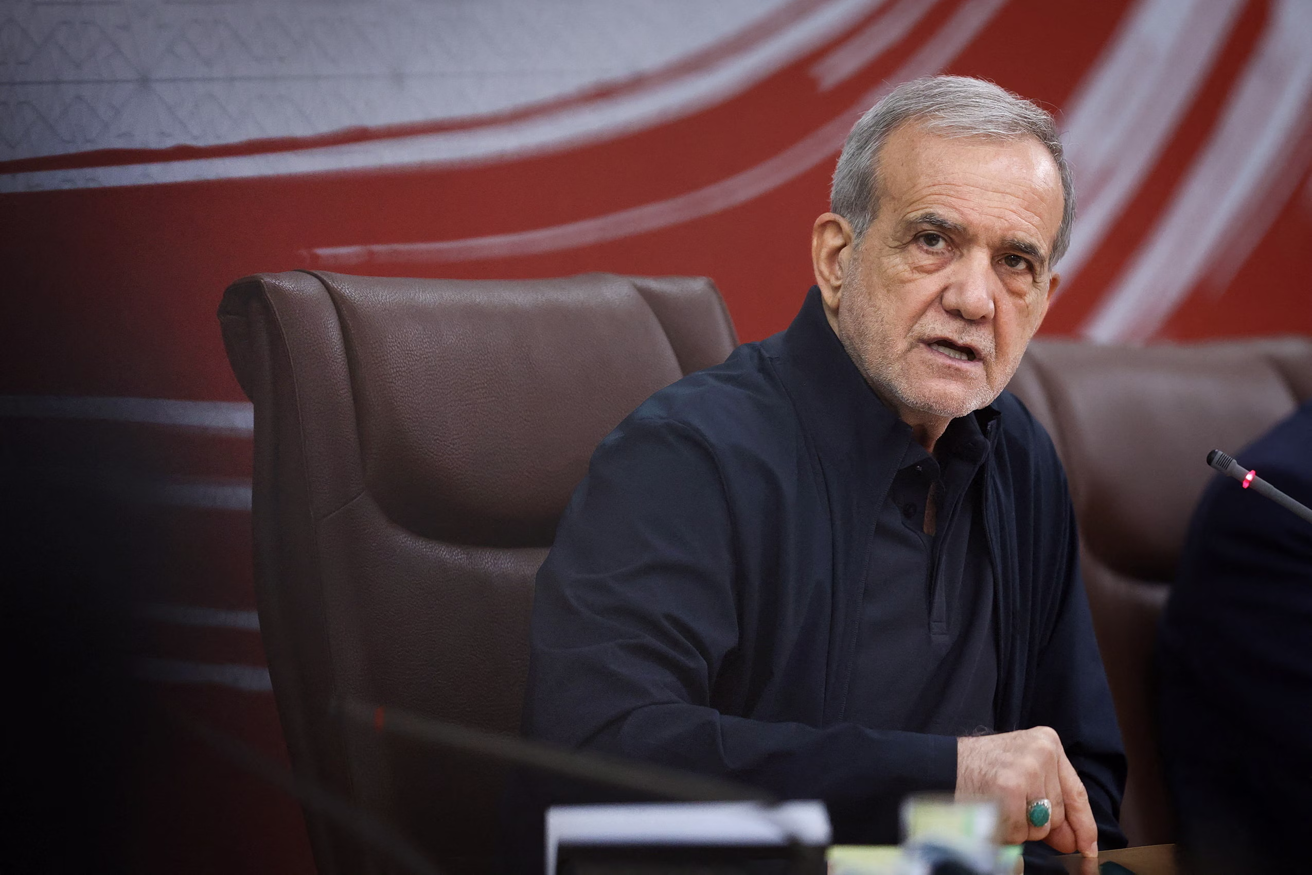 Ο Τραμπ κάνει πόλεμο στο Ιράν μέσω Truth Social και η Τεχεράνη επιμένει ότι επιδιώκει τη διπλωματία