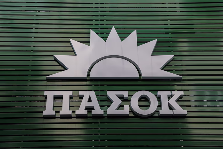 Πανικόβλητη επίθεση του ΠΑΣΟΚ στον Τσίπρα με ξαναζεσταμένες γαλάζιες αναφορές στο «καταστροφικό 2015»