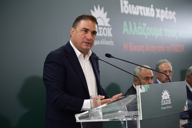 Φωτογραφία στην οποία απεικονίζεται ο εκπρόσωπος Τύπου του ΠΑΣΟΚ, Κώστας Τσουκαλάς