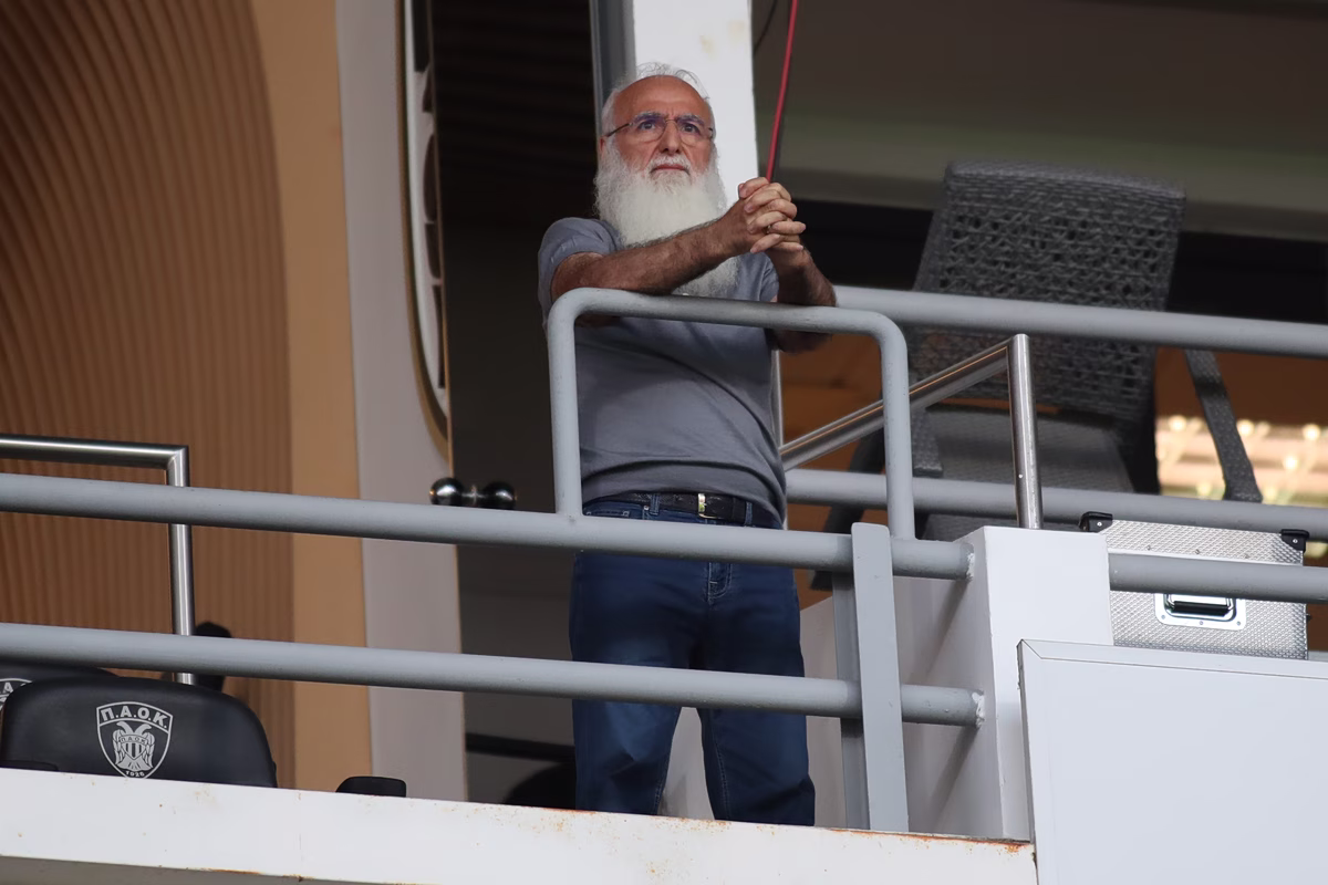 Θύρα 4 σε Σαββίδη: «Ήρθε η ώρα να φύγεις σαν φίλος» (pic)