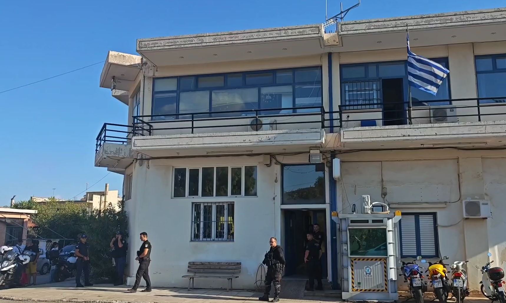 ΑΤ Μάνδρας: Με ψυχολογικά προβλήματα ο δράστης της επίθεσης - «Ρίξε μου» φώναζε στους αστυνομικούς - Σοκάρουν οι μαρτυρίες