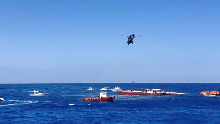 εικόνα που δείχνει ένα ελικόπτερο πάνω από το ναυάγιο της Κερύνειας, στην Κύπρο