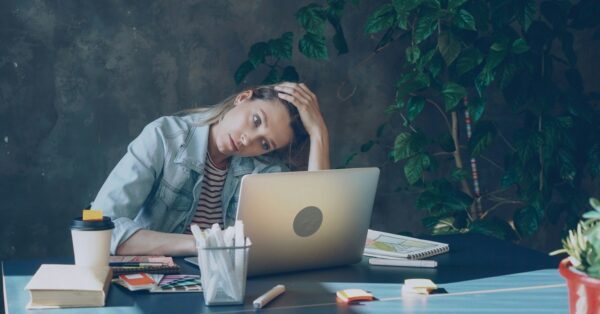 «Σε καλό να μας βγει»: Μήπως φοβόμαστε τη χαρά;