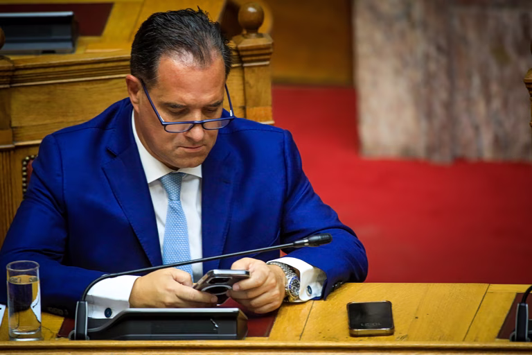 Στη συμμορία της μιζέριας και… το ChatGPT – Όταν το ΑΙ διαψεύδει τον Άδωνι για τον τζίρο στην εστίαση