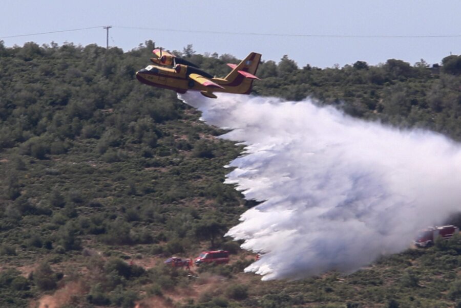 Φωτιά σε δασική έκταση στον Αλμυρό – Ρίψεις από τρία αεροσκάφη και ελικόπτερο