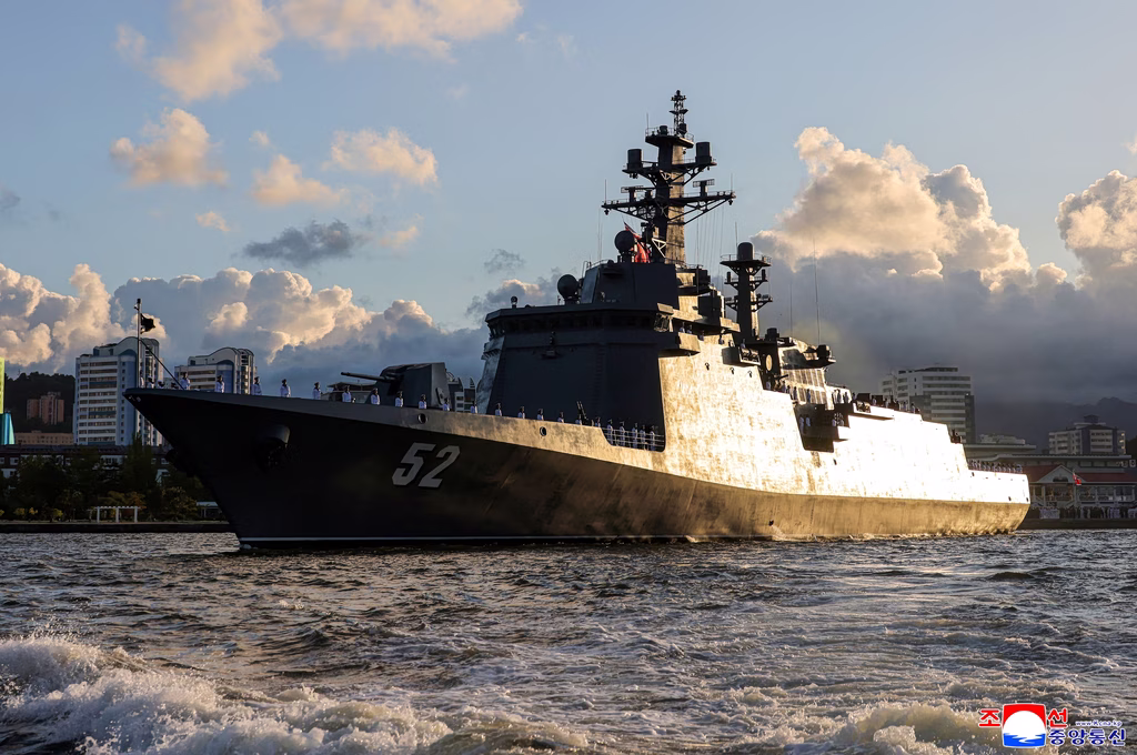 Βόρεια Κορέα: Το νέο αντιτορπιλικό του Κιμ και η επίδειξη ισχύος απέναντι σε ΗΠΑ και Νότια Κορέα