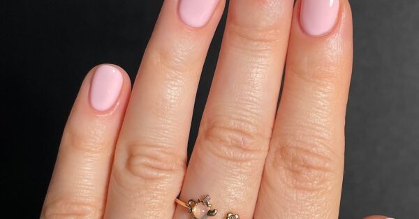Bubble Bath Nails: Γιατί η συγκεκριμένη απόχρωση νυχιών δεν θα φύγει ποτέ από τη μόδα
