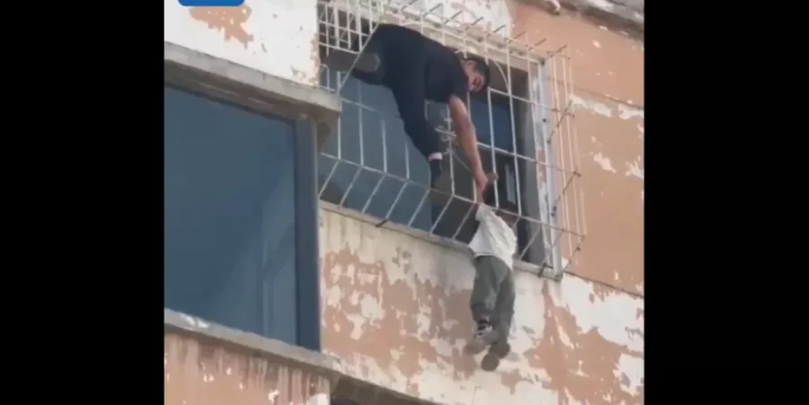 Κίνα: Συγκλονιστική διάσωση παιδιού – Παραλίγο να πέσει από τον 6ο όροφο