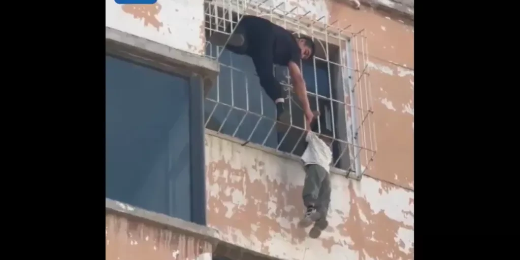 Κίνα: Συγκλονιστική διάσωση παιδιού – Παραλίγο να πέσει από τον 6ο όροφο