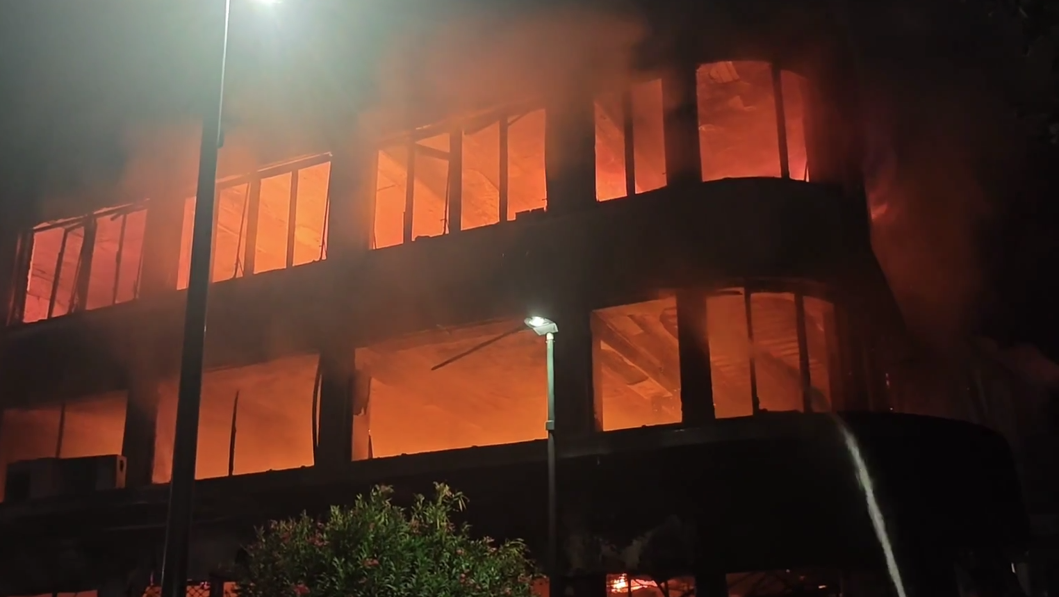 Πειραιάς: Μεγάλη πυρκαγιά σε κτίριο με επαγγελματικούς χώρους που καίγεται ολοσχερώς