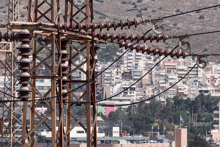 ΕΛΑΣ: Η κυβέρνηση αναζητά «ρήτρα διαφυγής» για την ακρίβεια στην ενέργεια