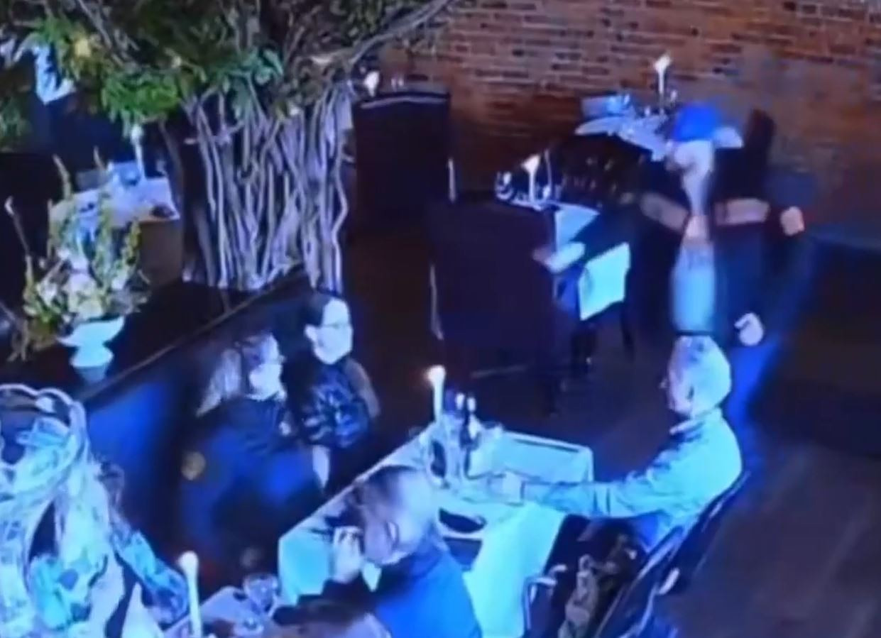 Οχάιο: Δικηγόρος έβγαλε όπλο για να σκοτώσει την πρώην σύζυγό του - Τον σταμάτησε σερβιτόρος