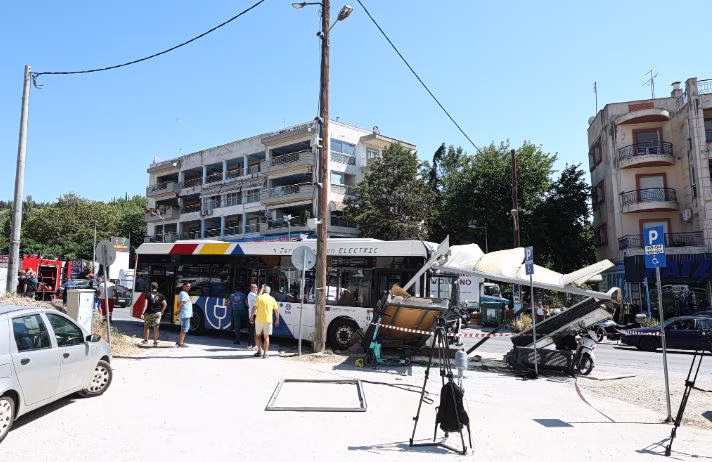Τροχαίο με λεωφορείο στη Θεσσαλονίκη: Εξιτήριο για την 62χρονη – Παραμένει στο νοσοκομείο η 21χρονη