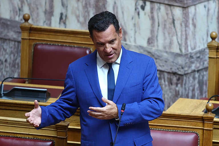 Ο Γεωργιάδης πετάει τις ευθύνες του υπουργείου του αλλού – Υπόσχεται να απαγορεύσει παραπλανητικές διαφημίσεις