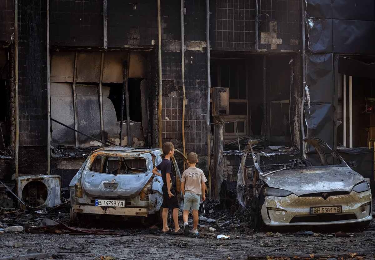 Ζελένσκι: Τρεις νεκροί και δεκάδες τραυματίες από ρωσικούς αεροπορικούς βομβαρδισμούς
