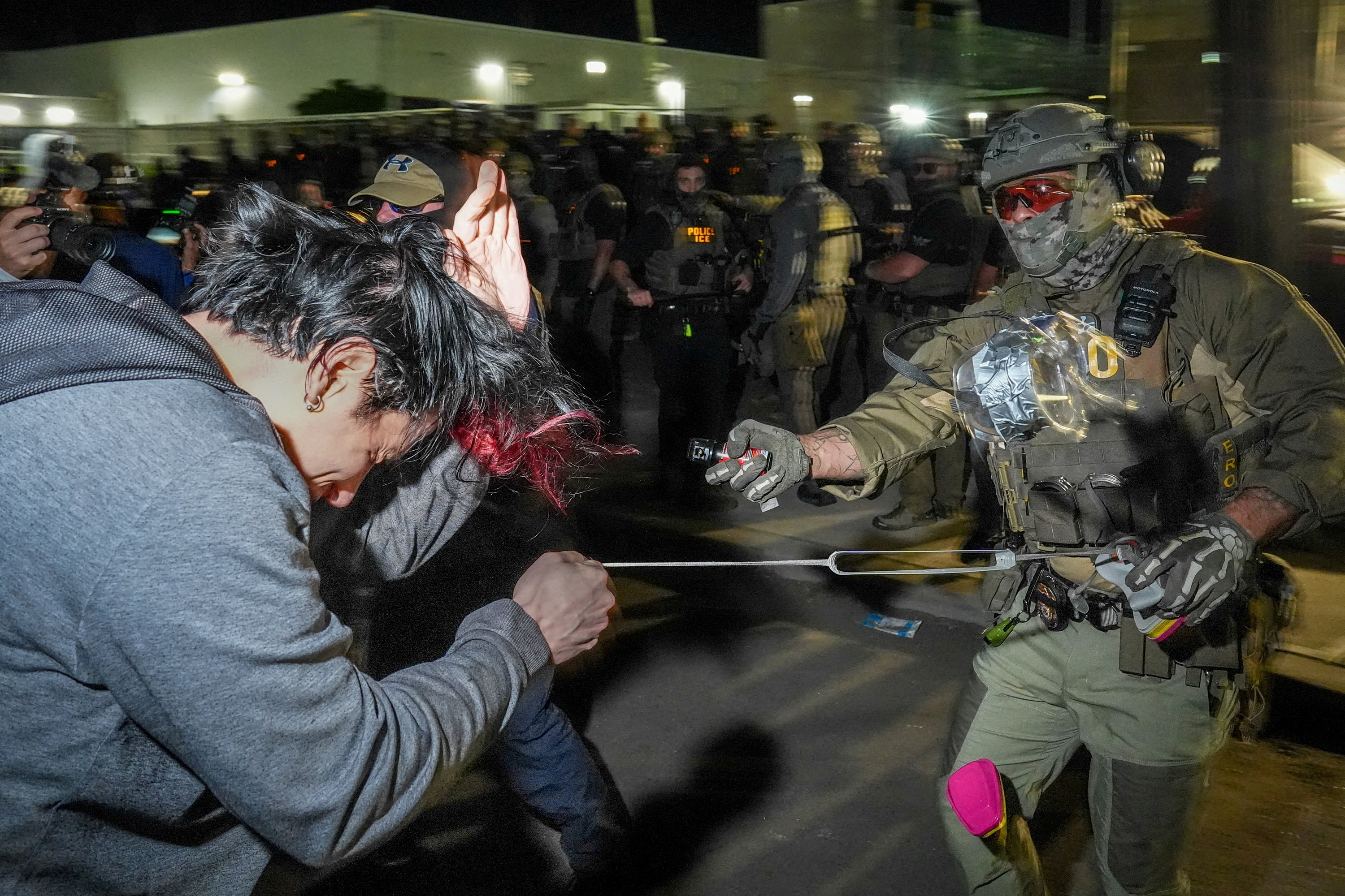 Ο Τραμπ υλοποιεί τις απελάσεις που υποσχέθηκε προεκλογικά – Και του γυρίζει μπούμερανγκ