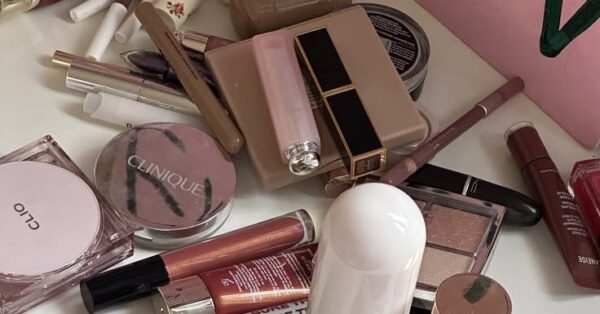 Beauty decluttering: Τι πρέπει να πετάξουμε, τι να τελειώσουμε και τι να σταματήσουμε να αγοράζουμε τη νέα σεζόν