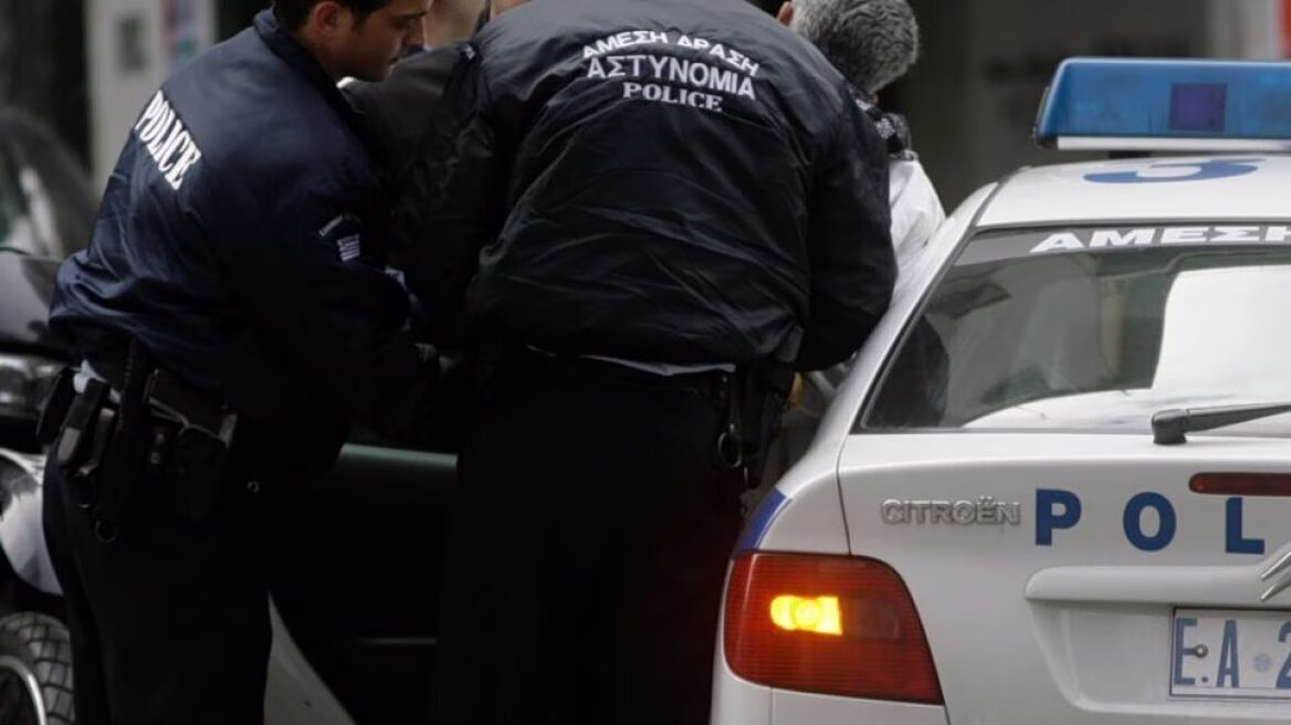 Συνελήφθη 17χρονος που επιτέθηκε σε 42χρονη για να της ληστέψει την αλυσίδα λαιμού στον Άγιο Παντελεήμονα
