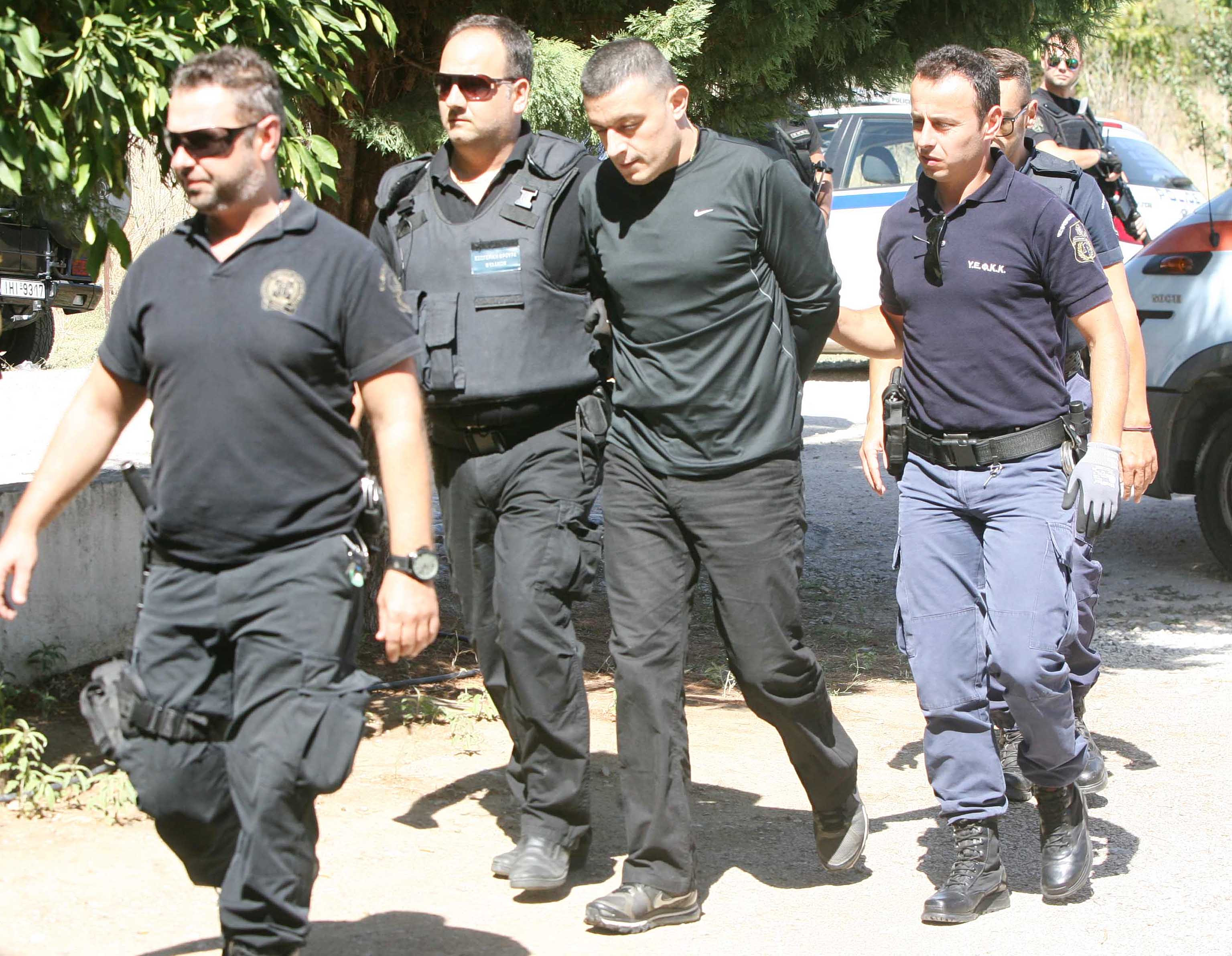 Αλκέτ Ριζάι: Ανθρωποκυνηγητό για τον βαρυποινίτη δραπέτη - «Ενδέχεται να είναι οπλισμένος και επικίνδυνος»