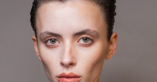 Full-coverage foundation, skin tint ή concealer: Ποιο χρειάζεστε πραγματικά;