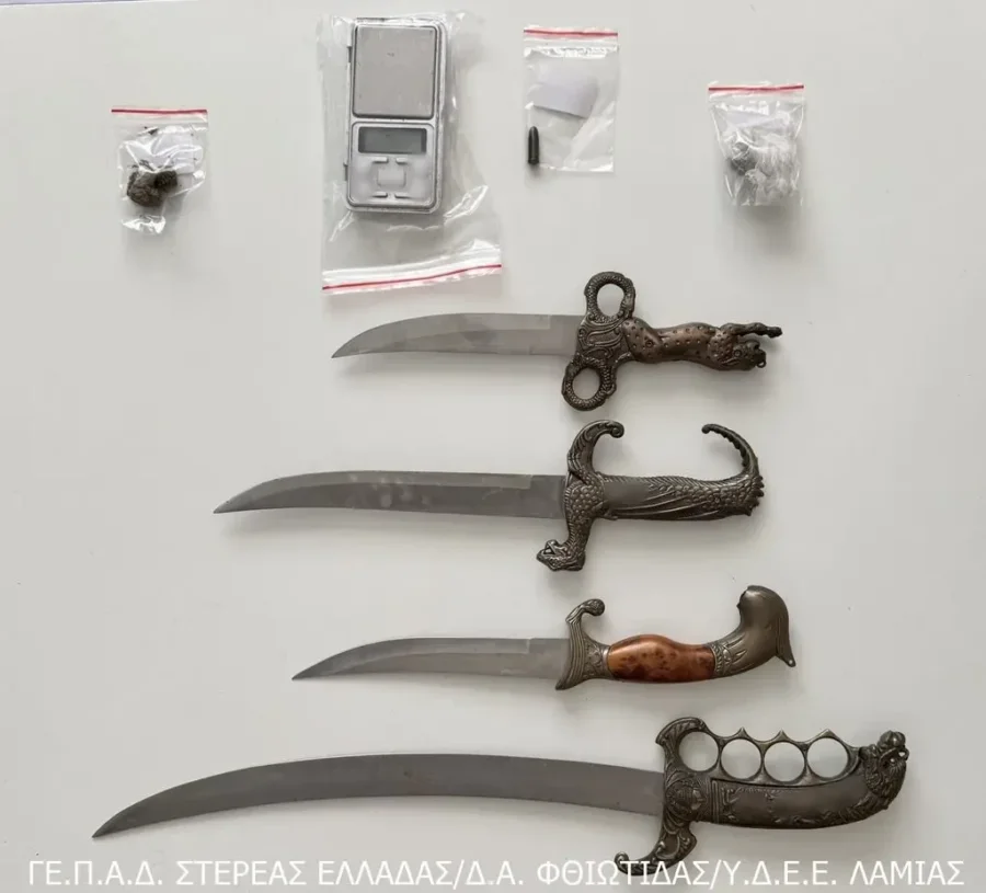 Αταλάντη: Χειροπέδες σε 61χρονο για ναρκωτικά και όπλα – Ανάμεσα στα ευρήματα τέσσερις σπάθες