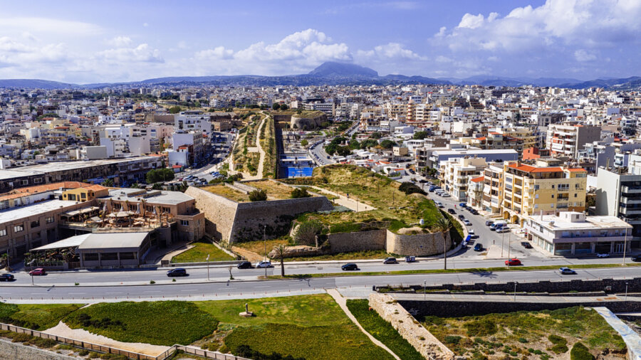Πέθανε ο 54χρονος που έπεσε από τα ενετικά τείχη στο Ηράκλειο
