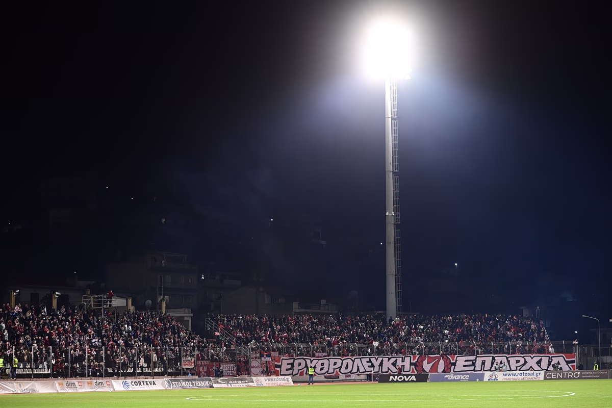 Ερυθρόλευκη… απόβαση στη Λιβαδειά: Δίπλα στον Ολυμπιακό πάνω από 2.500 οπαδοί του