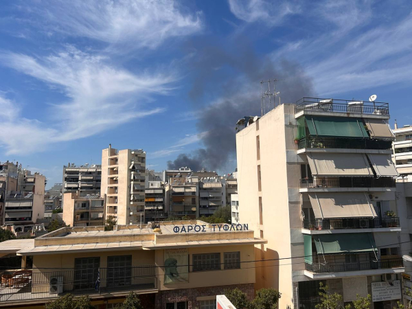 Ρέντη: Φωτιά καίει απορρίμματα σεοικόπεδο δίπλα στην εθνική οδό