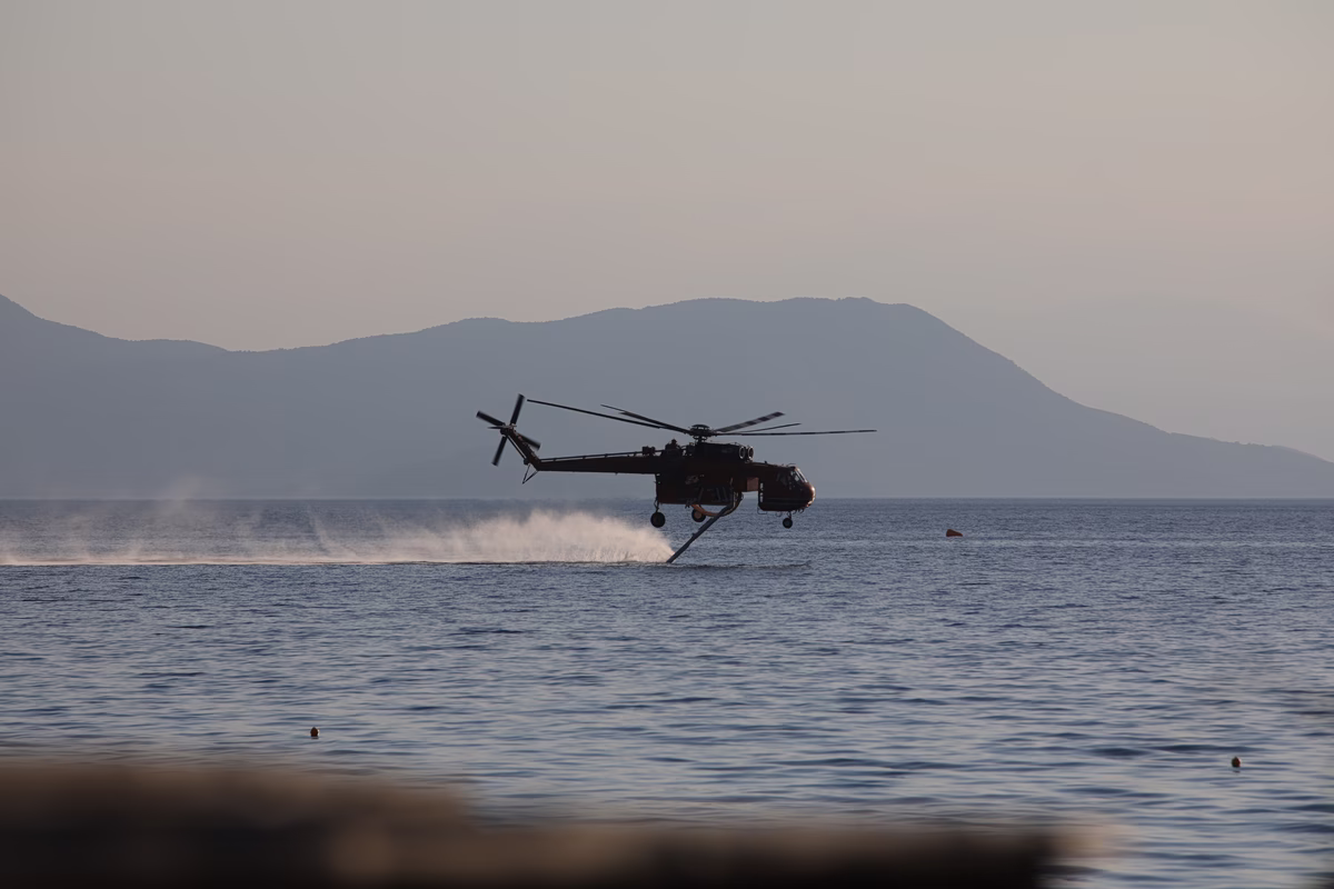 Φωτιά στη Νίσυρο – Επιχειρούν τέσσερα εναέρια μέσα