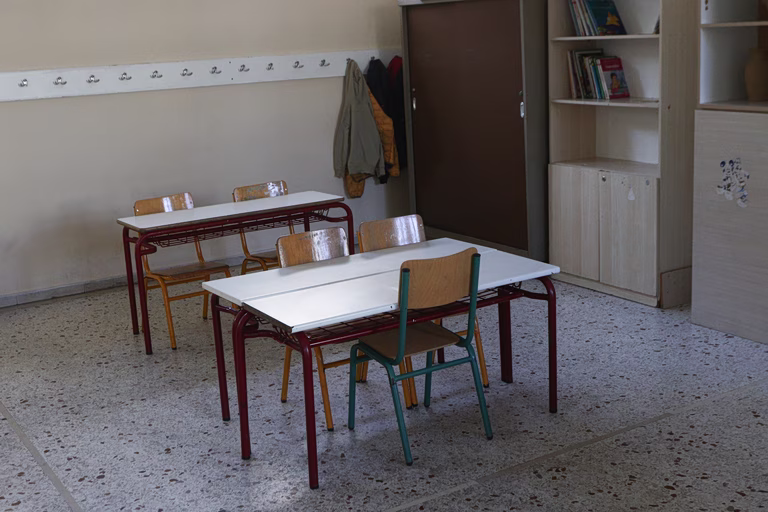 ΕΛΑΣ: Η ΝΔ αποφασίζει και διατάζει να «στοιβάζονται» μαθητές στις σχολικές τάξεις