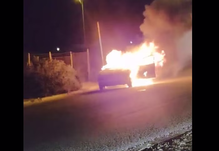 Φωτιά σε αυτοκίνητο στην Ανάβυσσο – Κάηκε ολοσχερώς