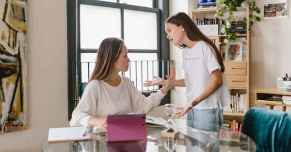 Αυτές είναι οι φράσεις που μπορεί να άκουγαν συχνά ως παιδιά όσοι μεγάλωσαν με χειριστικούς γονείς