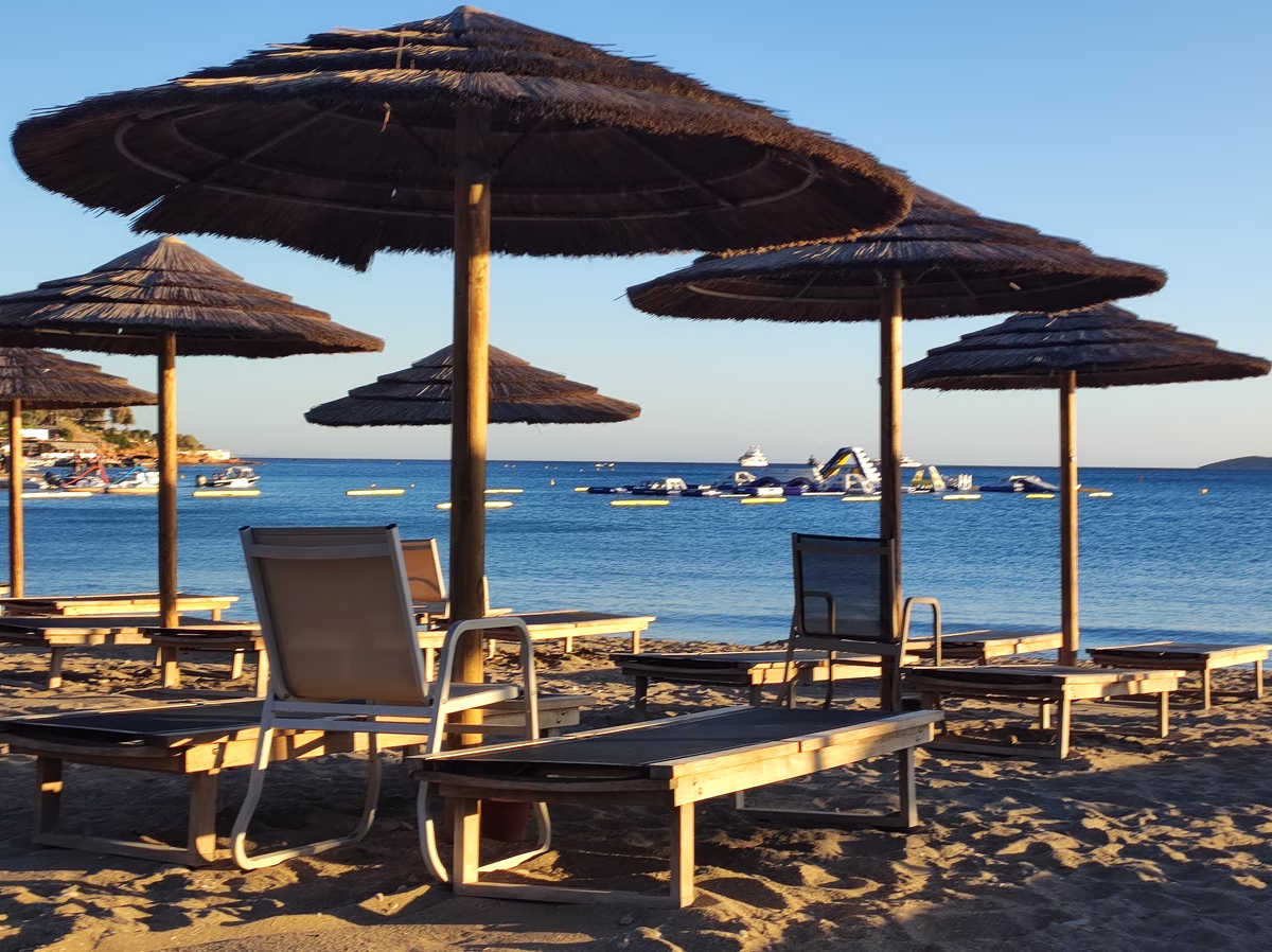 Βουλιαγμένη: «Τον ανέταξαν μέσα στο ασθενοφόρο» – Τι λέει το ΕΚΑΒ για τον θανατηφόρο καβγά