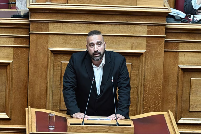 Κατακραυγή με Μανούσο στη Βουλή: Ωμή παραδοχή για στήριξη στη «Συμμαχία Ελλήνων» – «Οι φασίστες δεν έχουν δουλειά στην κοινωνία»