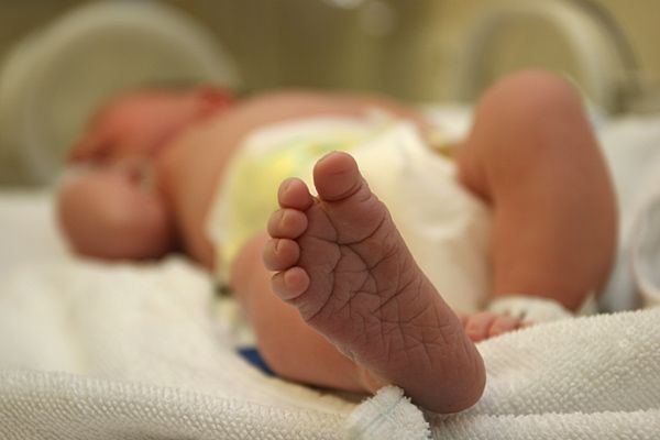 Χανιά: Αποσωληνώθηκε το βρέφος που κακοποιήθηκε από τη 18χρονη μητέρα του