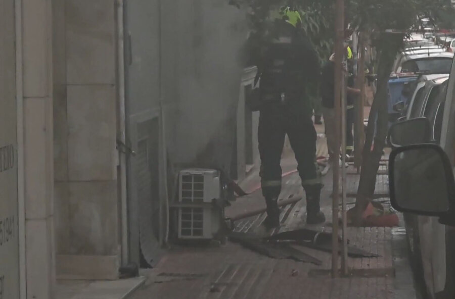 Φωτιά σε διαμέρισμα στο Παγκράτι - Κλειστή η οδός Πρατίνου
