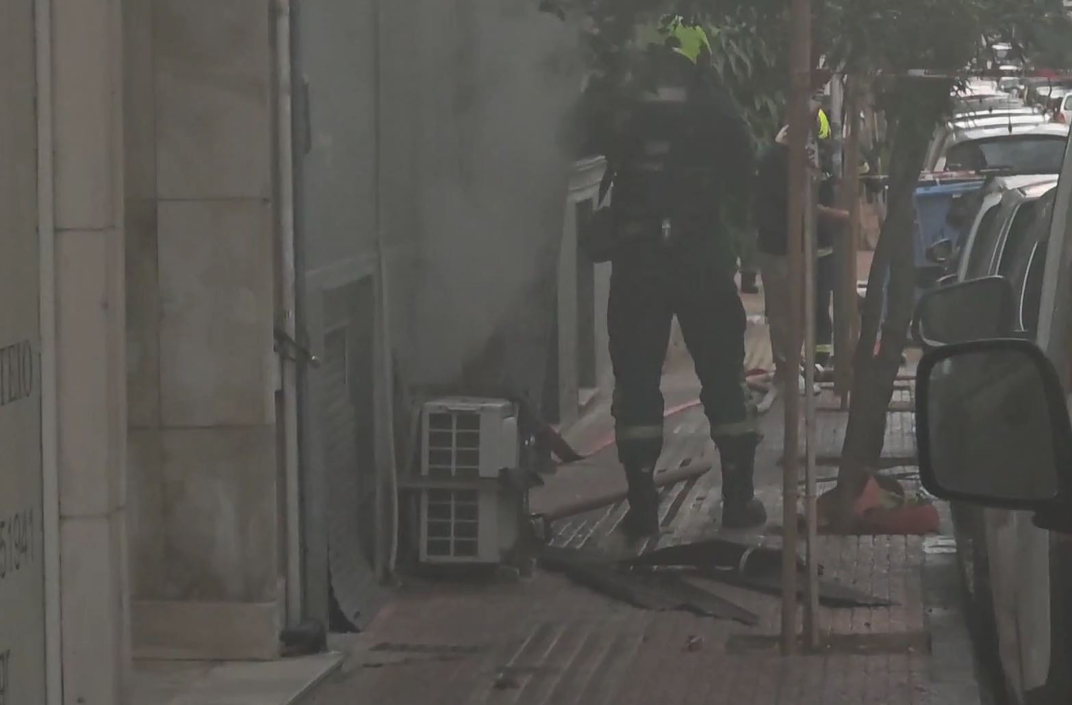 Φωτιά σε διαμέρισμα στο Παγκράτι - Κλειστή η οδός Πρατίνου