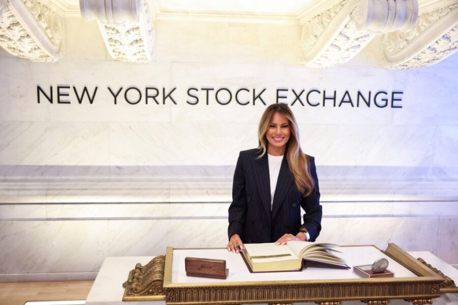 Η Μελάνια Τραμπ στη Wall Street: Χτύπησε το καμπανάκι της συνεδρίασης (video)