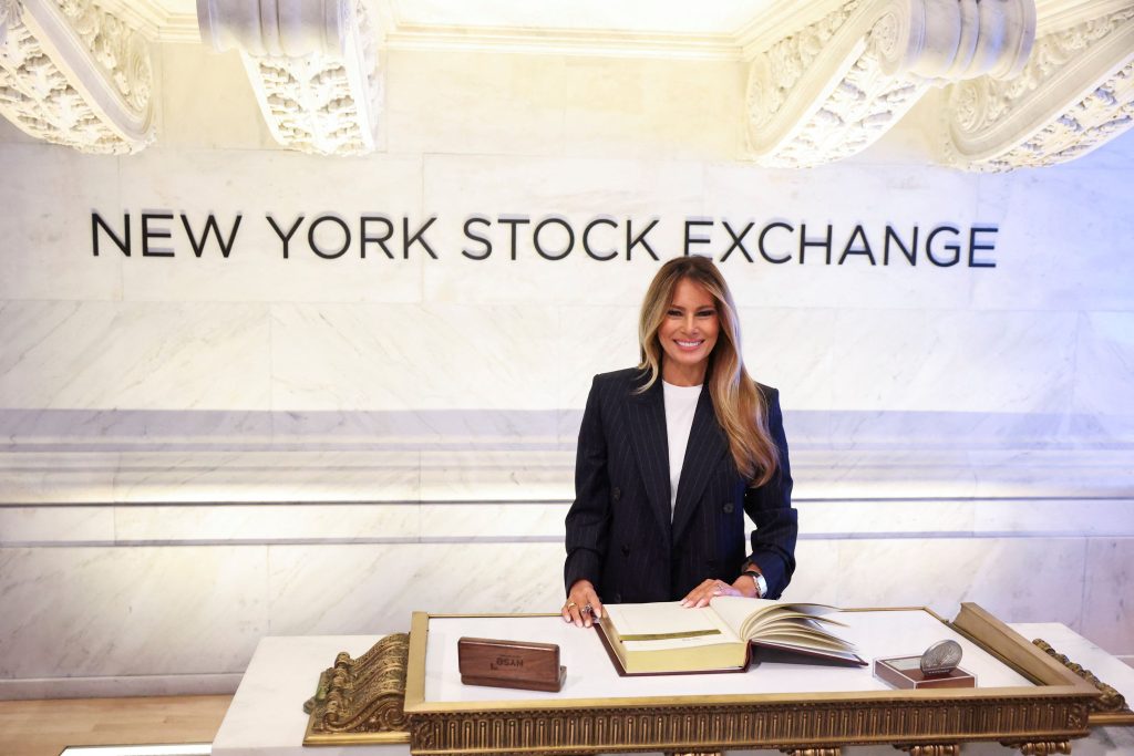 Η Μελάνια Τραμπ στη Wall Street: Χτύπησε το καμπανάκι της συνεδρίασης (video)